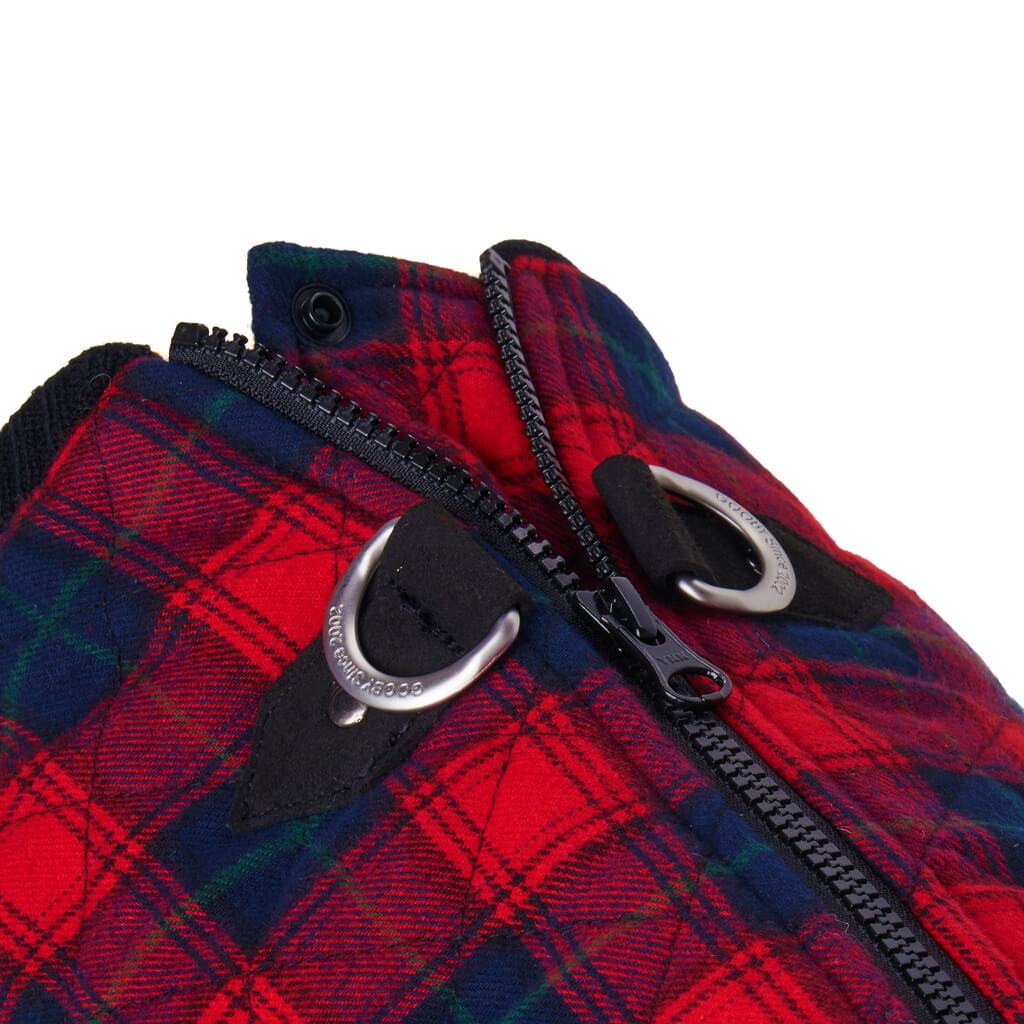 close up of the fabric, zipper, and d-ring leash hook